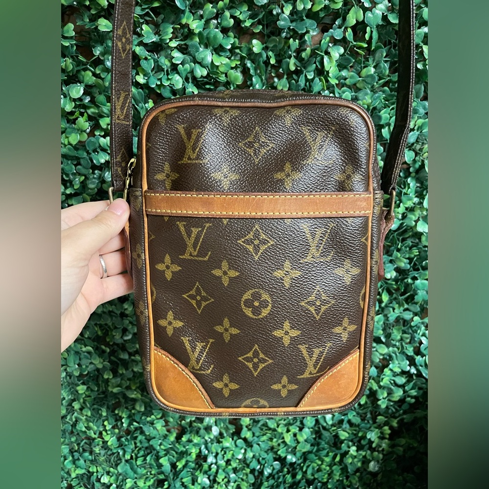 Louis Vuitton - Vintage Danube Monogram Canvas Crossbody Bag - 2002 - Picture 2 of 16